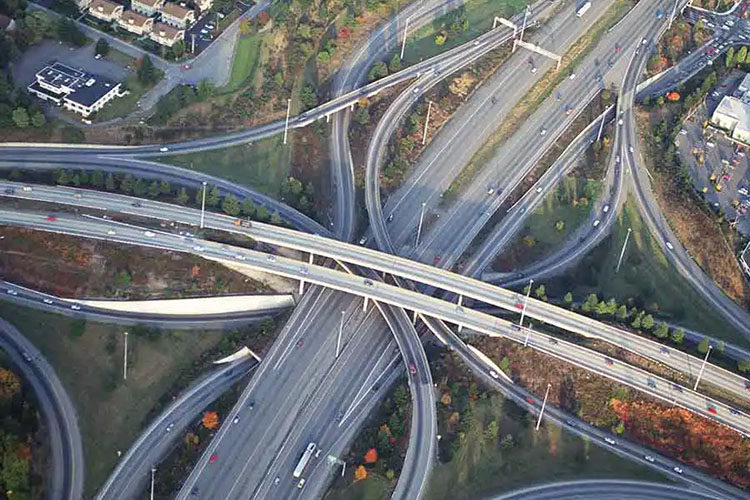 A birds-eye iew of an interstate interchange.