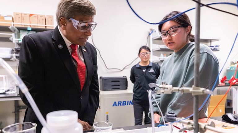 Sethuraman Panchanathan, director of the National Science Foundation, talks with a student while touring the FC Renew Lab.