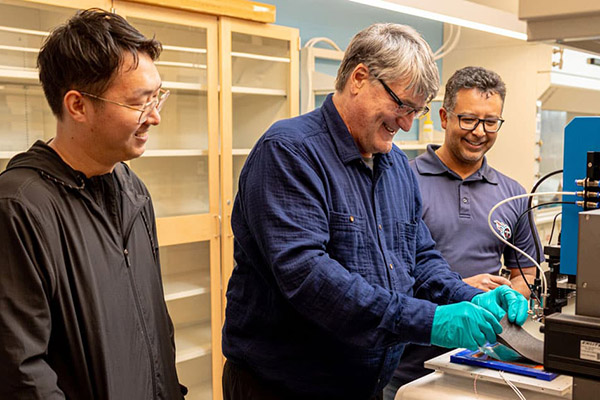 UT-ORNL Governor’s Chair for Electrical Energy Conversion and Storage Tom Zawodzinski leads an experiment in a lab at the University of Tennessee.