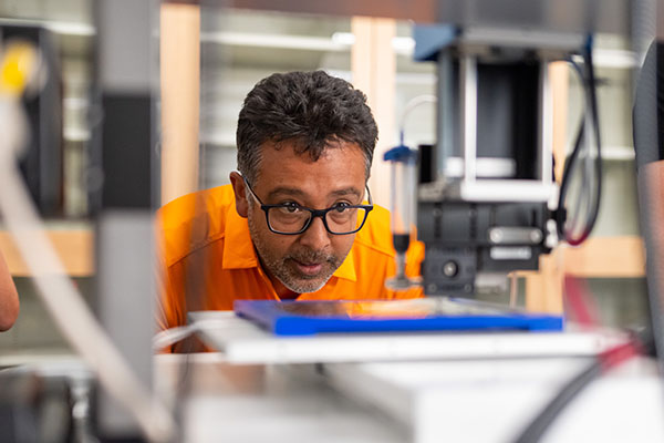 Gabriel A. Goenaga-Jiménez works in a lab in Zeanah Engineering Complex at tUT.