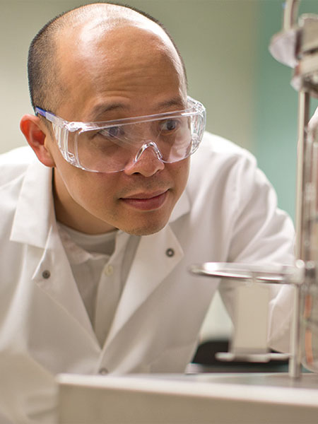 UT Professor of Chemical Engineering and Ferguson Faculty Fellow Cong Trinh