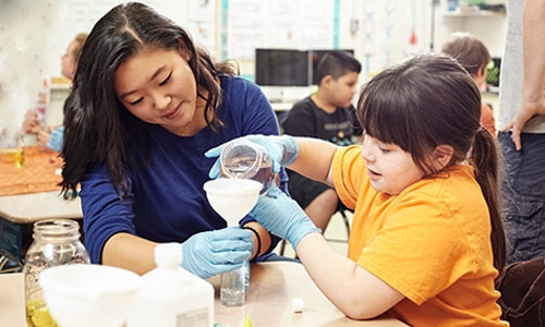 UT scientist doing experiment with elementary school student
